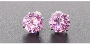 Macro-opname van roze 6mm AAA zirconia oorknopjes met zilveren vier-klauws roestvrijstalen zetting