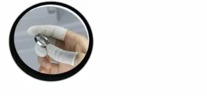 Makroaufnahme des polierten Edelstahlrings mit glatter Textur und hohem Metallglanz
