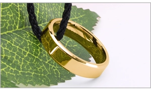Detail-Makroansicht des golden polierten Titanstahlrings mit Spiegelglanz-Oberfläche