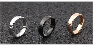 Detailansicht glatter Edelstahlringe in Silber, Schwarz und Roségold-Finish