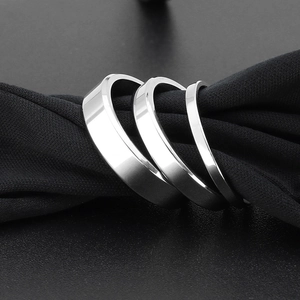 Poliertes silbernes Edelstahl-Ring-Set für Herren mit drei verschiedenen Bandbreiten