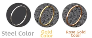 Nahaufnahme minimalistischer Ringe in Silber, Gold und Roségold auf schwarzem Grund