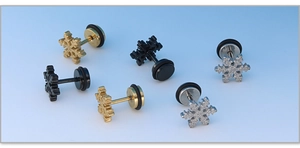 Détail de boucles d'oreilles flocon en acier inoxydable mat doré, noir et argenté