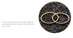 Details zu vakuumvergoldeten und roségoldenen minimalistischen Ringen auf Textur
