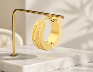 Makro-Detail von goldenen Creolen mit elegantem Glitzereffekt und Spiegeloberfläche