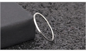 Makro-Seitenansicht eines ultradünnen silbernen minimalistischen Rings an einem Ständer