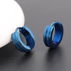 Minimalistische blaue Titanstahl Creolen mit mattem Finish und doppelten Rillen für Damen