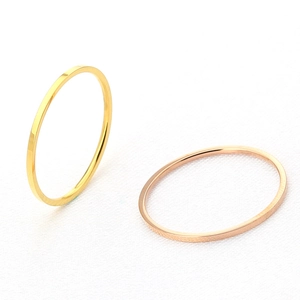Minimalistische Ringe aus poliertem Edelstahl in Gold und Roségold für Paare