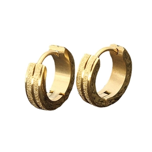Elegante goldene Titanstahl-Ohrringe mit mattierter Oberfläche und doppeltem Texturdesign