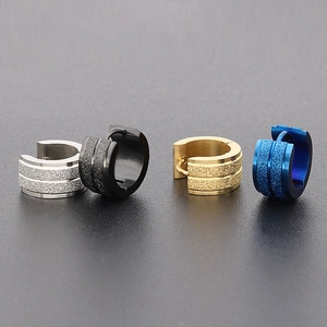 Set de pendientes de aro de acero inoxidable mate para hombre en cuatro colores