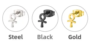 Drei Ankh-Symbol-Ohrstecker in Stahl, Schwarz und Gold auf grauen kreisförmigen Ständern