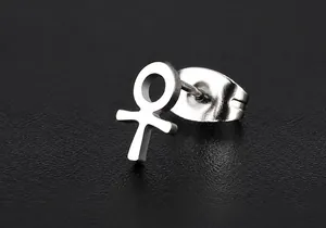 Makroaufnahme von Titanstahl-Ohrstecker mit spiegelpoliertem Ankh-Symbol-Design
