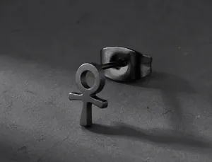 Makro-Detail des schwarzen matten Edelstahl-Ohrsteckers mit einzigartigem Symbol-Design