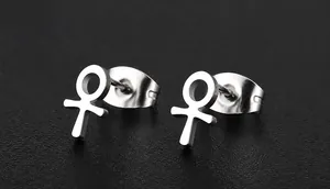 Detailansicht der silbernen Ankh-Kreuz-Ohrstecker aus Edelstahl für Damen