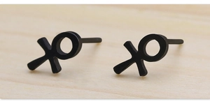 Nahaufnahme schwarzer matter Titanstahl Ohrstecker mit XO Kreuz und Kreis Symbolen
