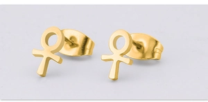 Detailansicht goldener Edelstahl-Ohrstecker mit Kreuz- und Kreis-Symbol-Design