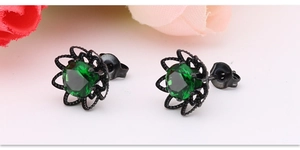 Detailansicht der Retro-Blumenohrringe mit schwarzer Beschichtung und grünem Zirkon-Zentrum