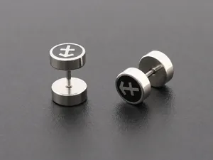 Vista macro di orecchini a manubrio in acciaio inox argento con design ancora nera
