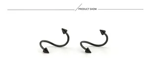 Vue détaillée du piercing spirale noir en acier chirurgical avec pointes doubles
