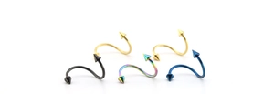 Détail de piercings en forme de S en acier avec pointes en quatre couleurs métalliques