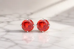 Detalle de pendientes de circonita roja con montura plateada de cuatro garras redondas