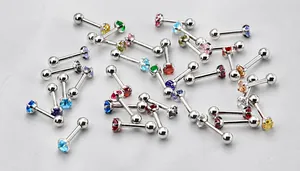 Primer plano de pendientes de circonita AAA de colores con extremos de acero inoxidable