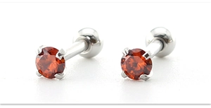Detail van 2mm oranje zirkoon oorknopjes met zilverkleurige vierklauwzetting en kogelsluiting