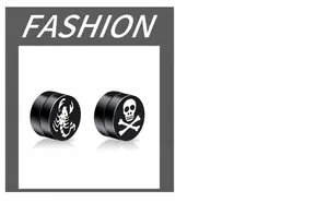 Detalle de pendientes magnéticos negros con diseños blancos de escorpión y calavera