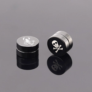 Pendientes magnéticos negros con diseños de calavera y escorpión sin agujero