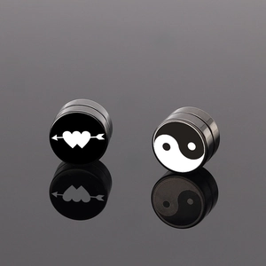 Pendientes magnéticos de acero negro con símbolos de corazón y tai chi sobre reflexión