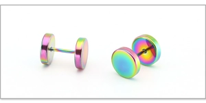 Dettaglio degli orecchini in acciaio inossidabile arcobaleno con finitura metallica cangiante