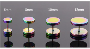 Dettaglio di orecchini a lobo in acciaio arcobaleno, misure da 6mm a 12mm