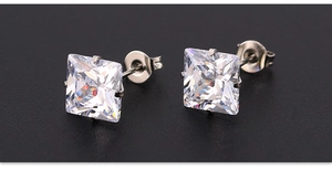 Gros plan de boucles d'oreilles carrées en zircon cubique avec serti 4 griffes en titane