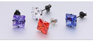 Vue détaillée des boucles d'oreilles en zircon AAA carré en violet, blanc, rouge et bleu