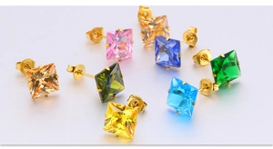Détails de huit boucles d'oreilles carrées en zircon de couleurs variées plaquées or