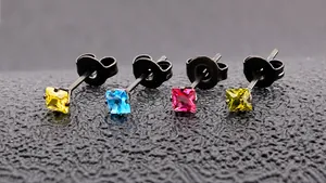 Détail de boucles d'oreilles carrées en zircon AAA avec sertissage à quatre griffes noir