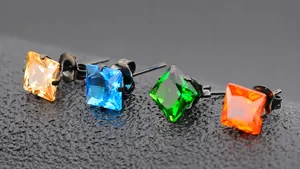 Détails de boucles d'oreilles en acier titane noir avec zircons AAA carrés et colorés