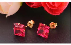 Détail macro de boucles d'oreilles rubis carrées avec sertissage à quatre griffes