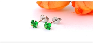 Détails macro de boucles d'oreilles en zircon vert carré 3mm avec griffes en acier