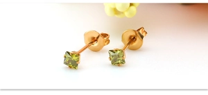 Détail des boucles d'oreilles carrées en zircone vert olive 3mm avec fermoir papillon doré