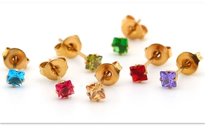 Vue macro de boucles d'oreilles en zircon carré 3mm multicolore et acier inoxydable doré