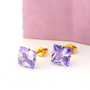 Boucles d'oreilles carrées en zircon violet avec monture à quatre griffes en acier doré