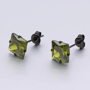 Boucles d'oreilles carrées en zircon vert olive avec monture noire à quatre griffes
