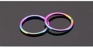 Makroaufnahme der regenbogenfarbenen Titan-Clicker-Ringe für Körperpiercing-Schmuck