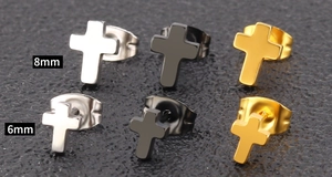 Macro-opname van kruis oorknopjes in zilver, zwart en goud in maten 6mm en 8mm