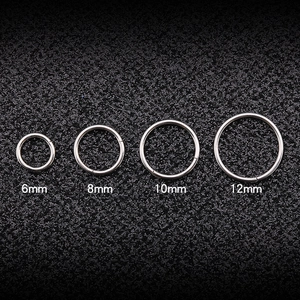 Set mit vier Punk-Ohrringen aus Edelstahl in den Größen 6mm, 8mm, 10mm und 12mm