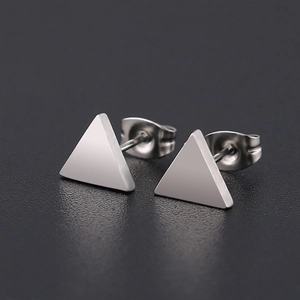 Boucles d'oreilles triangles minimalistes en acier titane mat pour un style géométrique