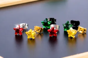 Détail des boucles d'oreilles pentagramme en acier titane avec zircons rouges, jaunes et verts