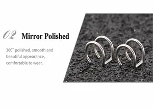 Gros plan détaillé des boucles d'oreilles en U en argent poli miroir à 360 degrés