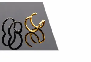 Détail des clips d'oreilles double C avec placage sous vide en finitions doré et noir
